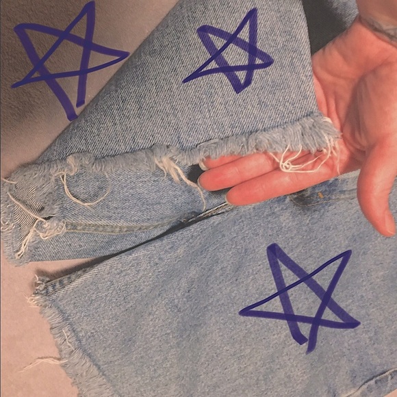 Vintage distressed style LEVIS cutoff shorts - Picture 10 of 16